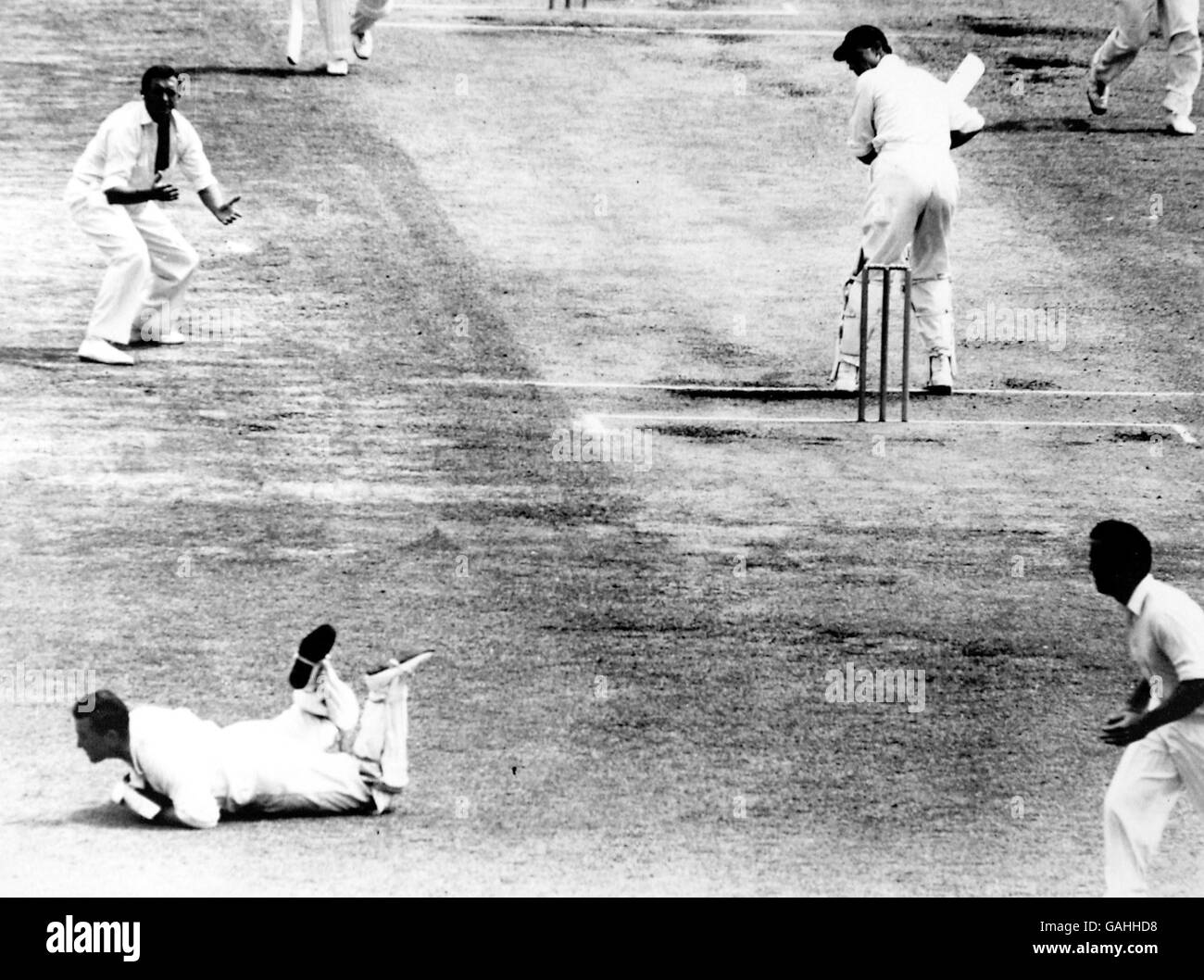 Cricket - les cendres - Premier test - Australie / Angleterre - deuxième jour.David Sheppard (en haut r), en Angleterre, coud la balle à travers les glissades Banque D'Images