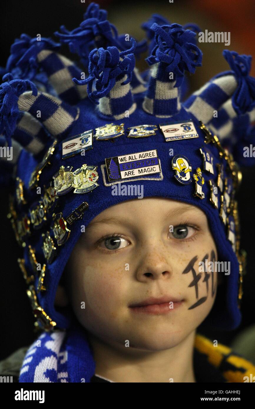 Football - coupe UEFA - Round of 32 - Everton v SK Brann - Goodison Park. Un jeune fan d'Everton dans les stands montre son soutien Banque D'Images