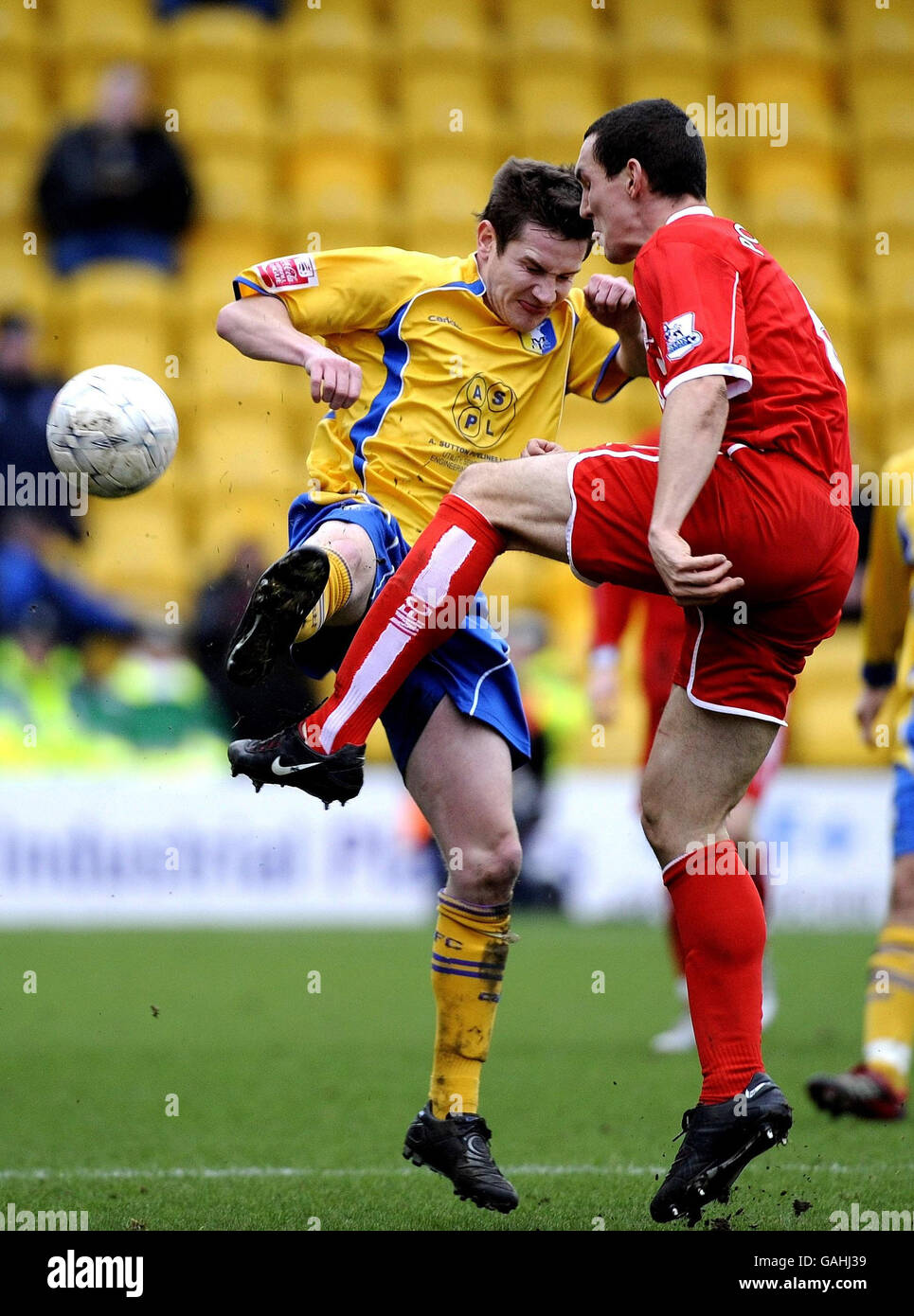 Lee Bell de Mansfield s'attaque à Emanuel Pogatetz de Middlesbrough lors du quatrième tour de la coupe FA à Field Mill, Mansfield. Banque D'Images