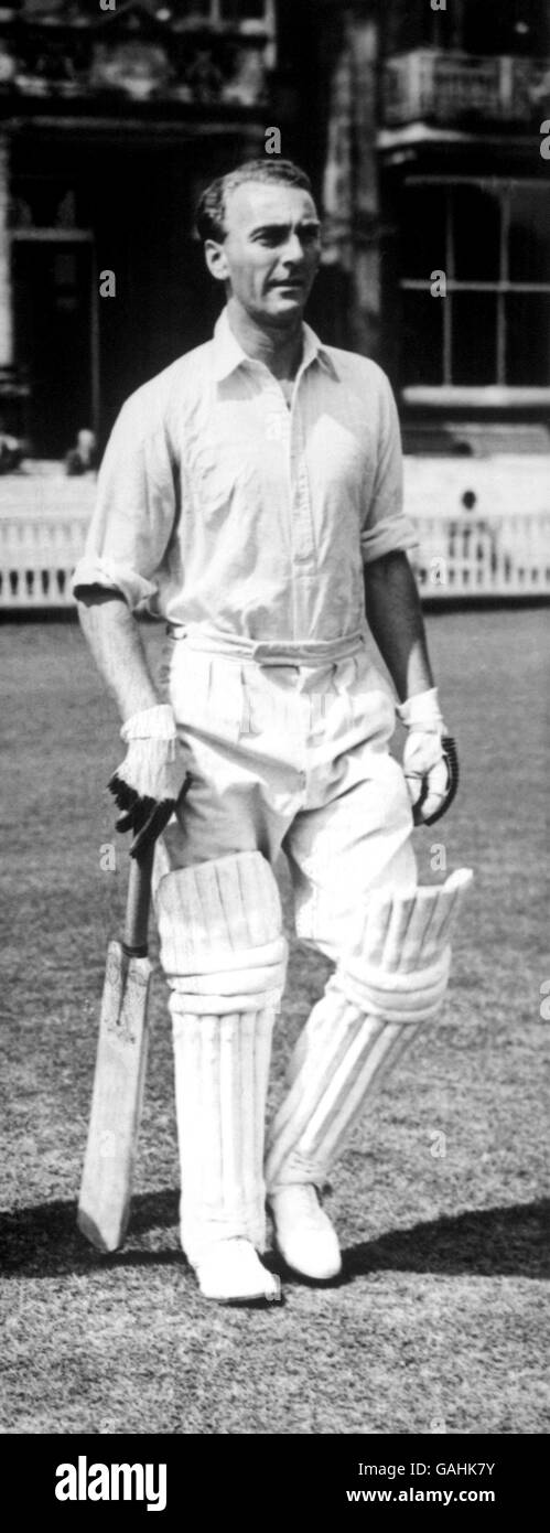Cricket - Premier test - Angleterre / Inde - deuxième jour. Paul Gibb, de l'Angleterre, s'en va pour ouvrir la batte Banque D'Images