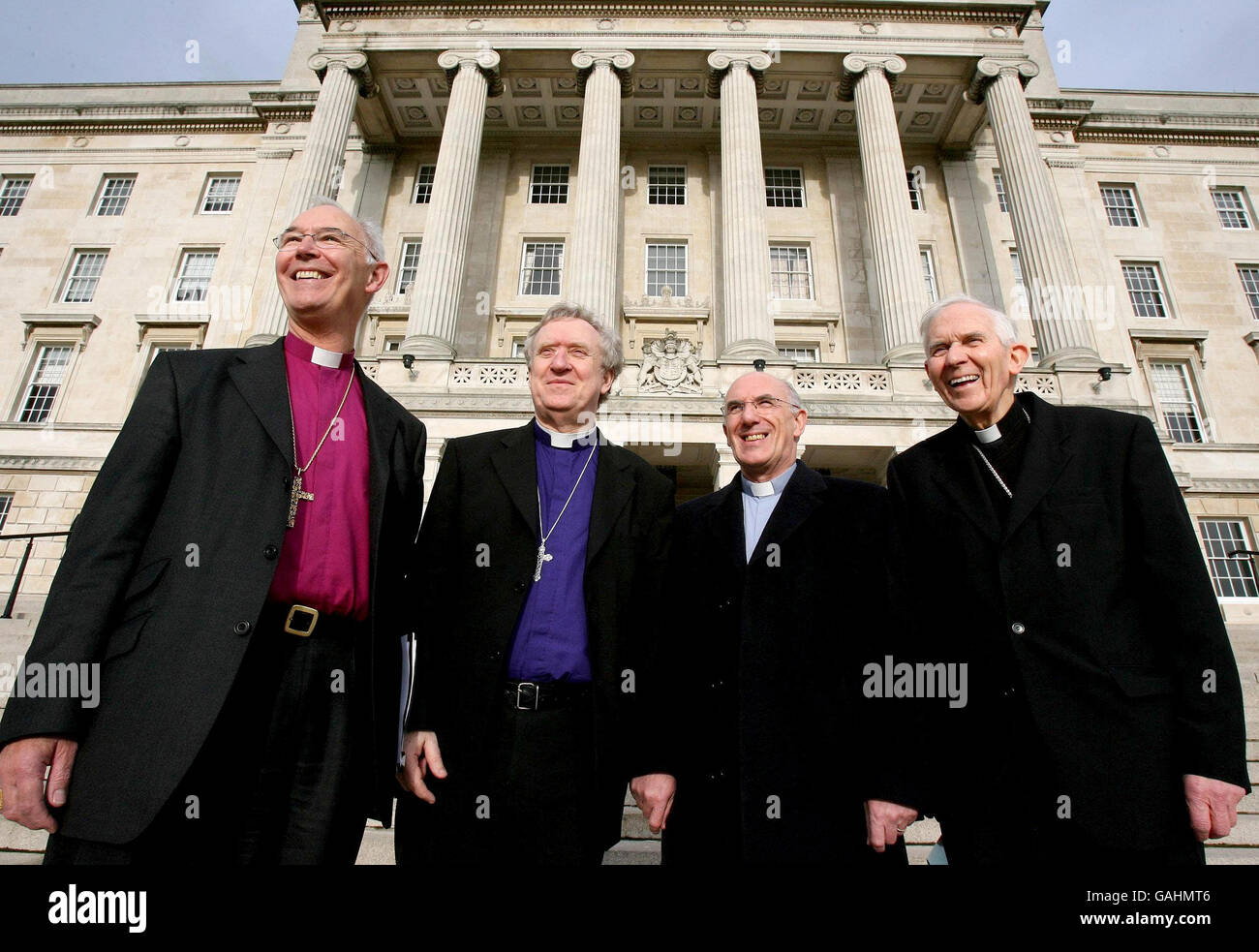 Les quatre principaux dirigeants de l'église d'Irlande du Nord (à partir de la gauche) le Rév. Alan Harper, l'archevêque de l'église d'Irlande, le Rév. Roy Cooper, président de l'église méthodiste, le Rév. Dr John Finlay modérateur de l'église presbytérienne et l'évêque Patrick Walsh, évêque de Down et Connor se trouvent à l'extérieur de Stormont. Banque D'Images