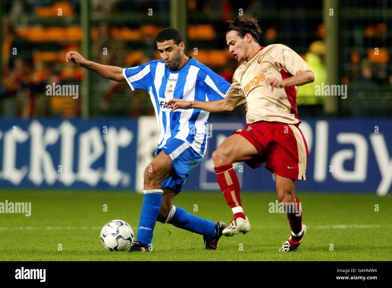 La Nourredine Naybet (l) de Deportivo la Coruna est fermée par Daniel Moreira (r) de RC Lens Banque D'Images