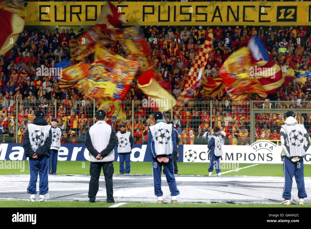 Football - UEFA Champions League - Groupe G - RC Lens v Deportivo la Coruna.Ballboys entoure le logo de la star géante dans le cercle central Banque D'Images