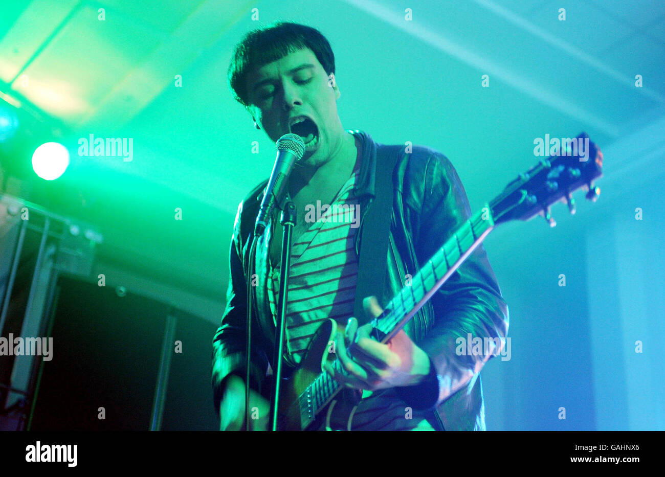 Ryan Jarman des Cribs en concert lors du Shockwaves NME Tour au Leeds University Students Union, Leeds. Banque D'Images