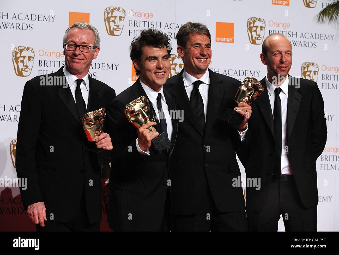 (G-D) Paul Webster, Joe Wright, Tim Bevan et Eric Fellner avec leurs prix pour le meilleur film reçu pour les Expiation lors des Orange British Academy film Awards 2008 (BAFTA) au Royal Opera House à Covent Garden, dans le centre de Londres. LA PUBLICATION DE CETTE IMAGE ET LES RÉSULTATS DES GAGNANTS, SUR QUELQUE SUPPORT QUE CE SOIT, QUE CE SOIT IMPRIMÉ, DIFFUSÉ OU EN LIGNE, SONT SOUMIS À UN EMBARGO STRICT TIL 2100 GMT DIMANCHE 10 FÉVRIER 2008. Banque D'Images