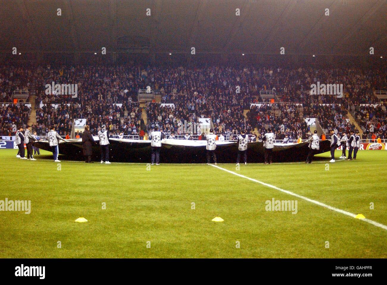 Football - Ligue des champions de l'UEFA - Groupe E - Newcastle United / Dynamo Kiev.Ballboys avec le cercle de la Ligue des champions de l'UEFA Banque D'Images