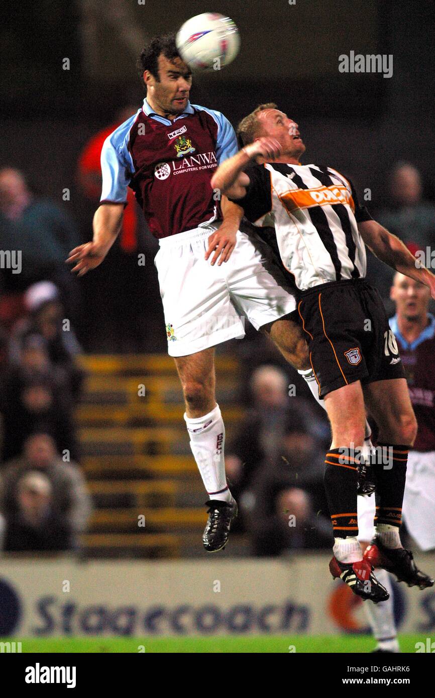 Football - Nationwide League Division One - Grimsby Town / Burnley.Steve Livingstone (r) de Grimsby Town et Graham Branch (l) de Burnley sautent pour un cueilleur Banque D'Images