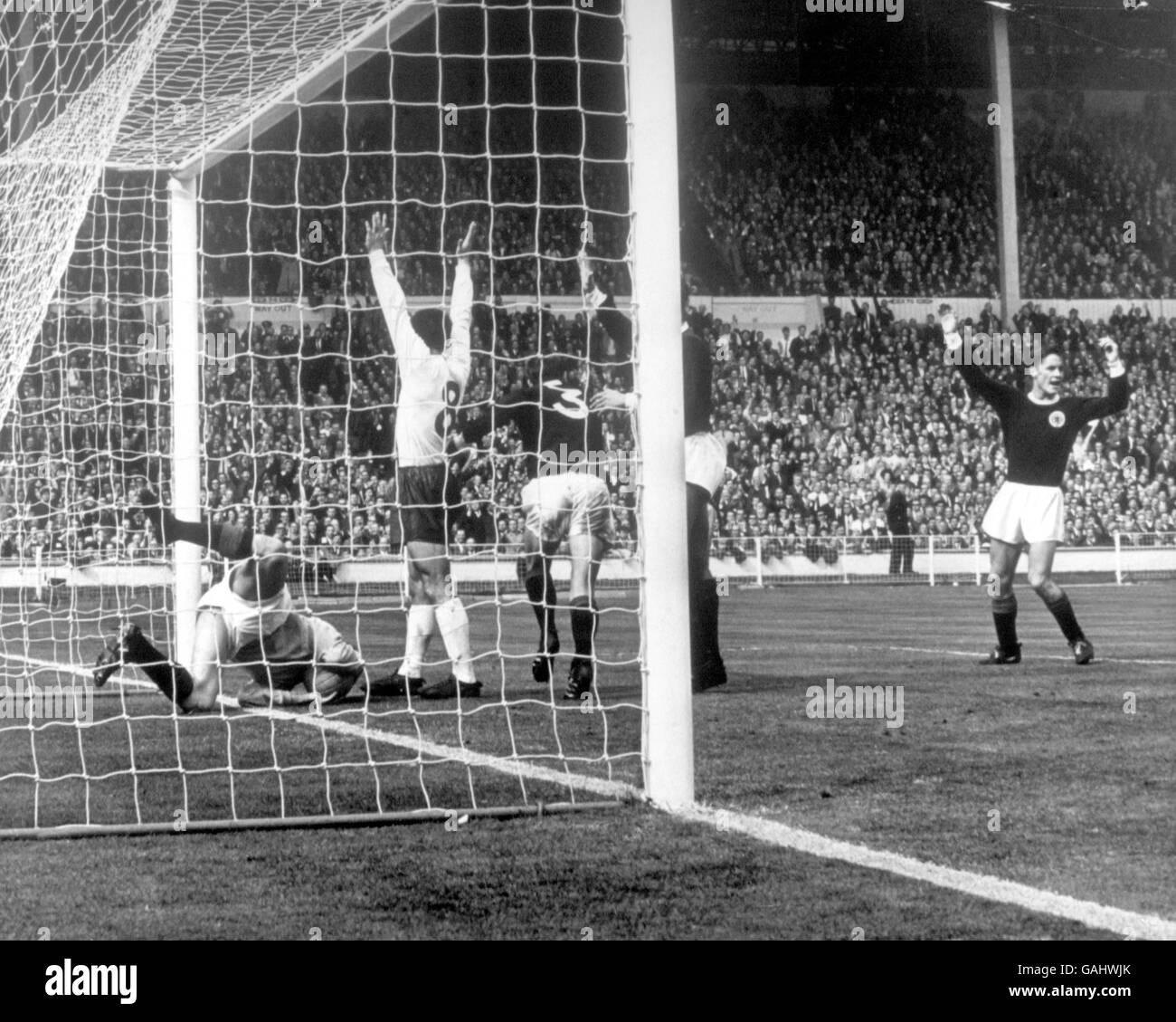 Le gardien de but écossais Ronnie Simpson (l) enregistre sur la ligne de but Sous la pression de Jimmy Greaves (deuxième l) Alors que l'Écosse Jim McCalliog (r) appelle pour un coup de pied libre Banque D'Images