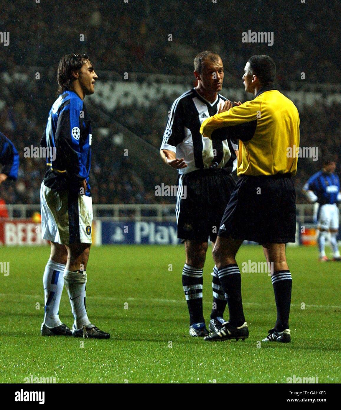 Le capitaine Alan Shearer de Newcastle United proteste contre son innocence en arbitre Stephane Bre après avoir été l'orfeuse Fabio Cannavaro (l) de l'Inter Milan Banque D'Images