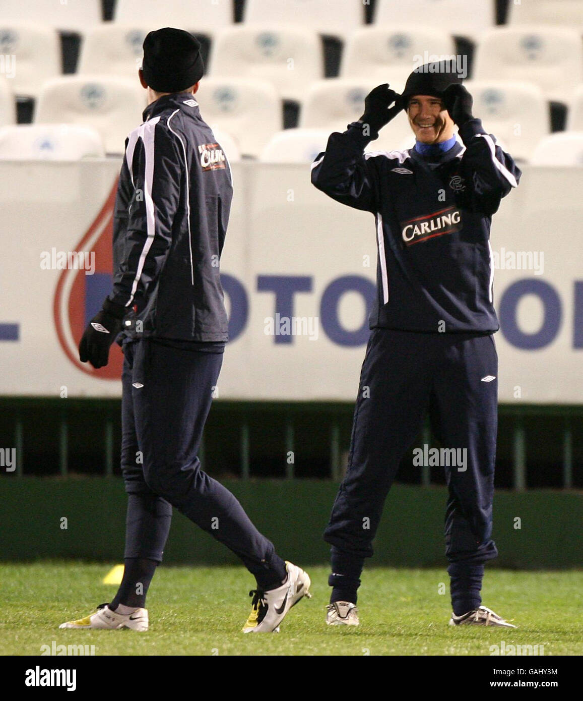 Le capitaine des Rangers Barry Ferguson rigole avec Charlie Adam (à gauche) lors d'une séance d'entraînement au stade Apostolos Nikolaidis, à Athènes, en Grèce. Banque D'Images
