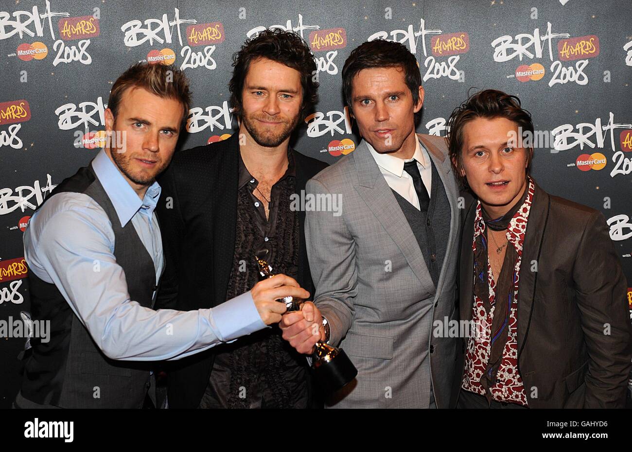 (De gauche à droite) Gary Barlow, Howard Donald, Jason Orange et Mark Owen reçoivent le prix British Live Act, lors des BRIT Awards 2008, à Earls court, dans le centre de Londres. Banque D'Images