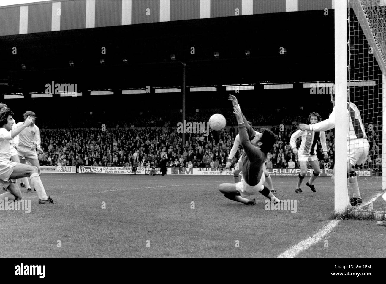 Le gardien de but Crystal Palace John Jackson (r) fait des économies à West Bromwich Bobby Gould d'Albion (l) Banque D'Images
