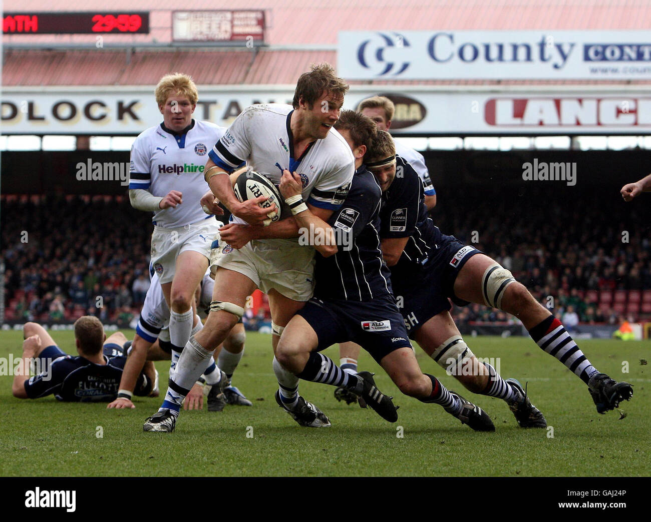 Andy Beattie, de Bath, est attaqué par Brian O'Riordan et Alex Clarke, de Bristol, lors du match Guinness Premiership au Memorial Stadium, à Bristol. Banque D'Images