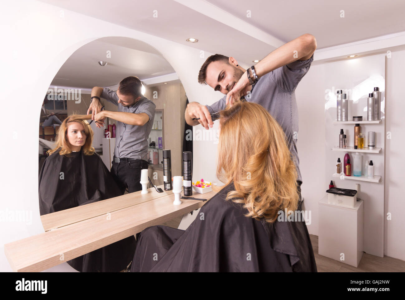 La coupe de cheveux coiffeur miroir femme vue arrière Banque D'Images