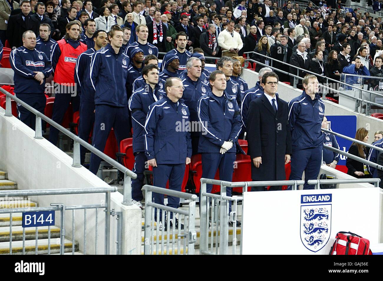 Football - International friendly - Angleterre / Suisse - Wembley Stadium.Le directeur de l'Angleterre Fabio Capello (2e r) se présente comme l'hymne national Banque D'Images