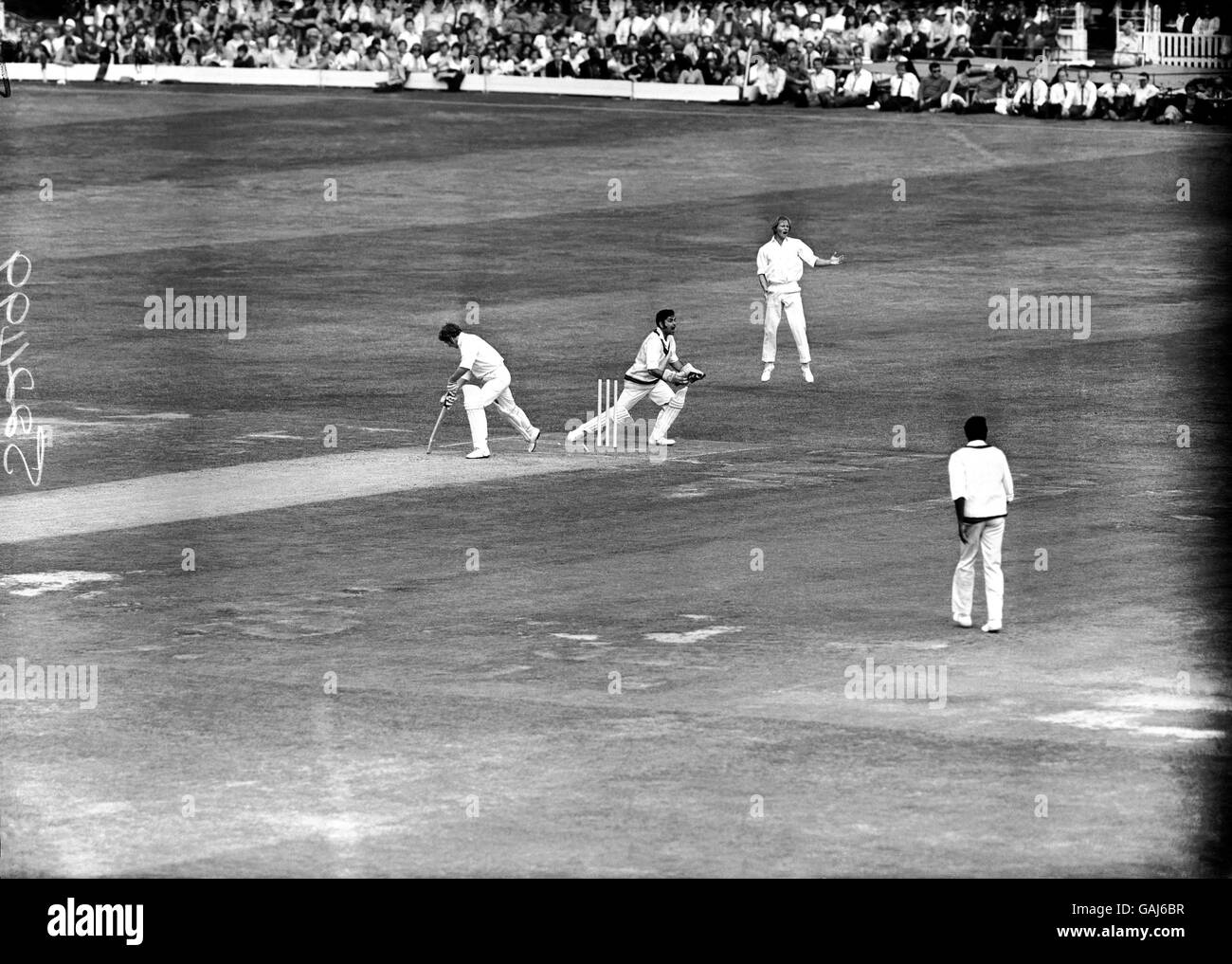 Farokh, le gardien du Lancashire, ingénieur (deuxième l), se tourne vers l'arbitre de jambe carrée pour faire appel après avoir trébuchement sur John Whitehouse du Warwickshire (l) Banque D'Images