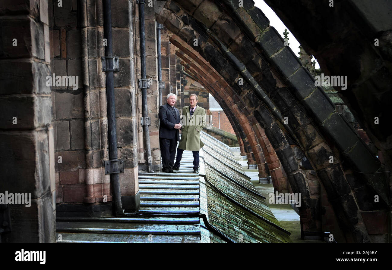 Le très Revd. Adrian Dorber, doyen de Lichfield avec le Dr Simon Thurley, directeur général du patrimoine anglais (à droite) parmi les contreforts volants du XIIIe siècle à la cathédrale de Lichfield, Staffordshire, qui est l'un des 28 cathédrales anglaises à partager 2.1m du régime commun de subventions de cathédrales du patrimoine anglais. Banque D'Images