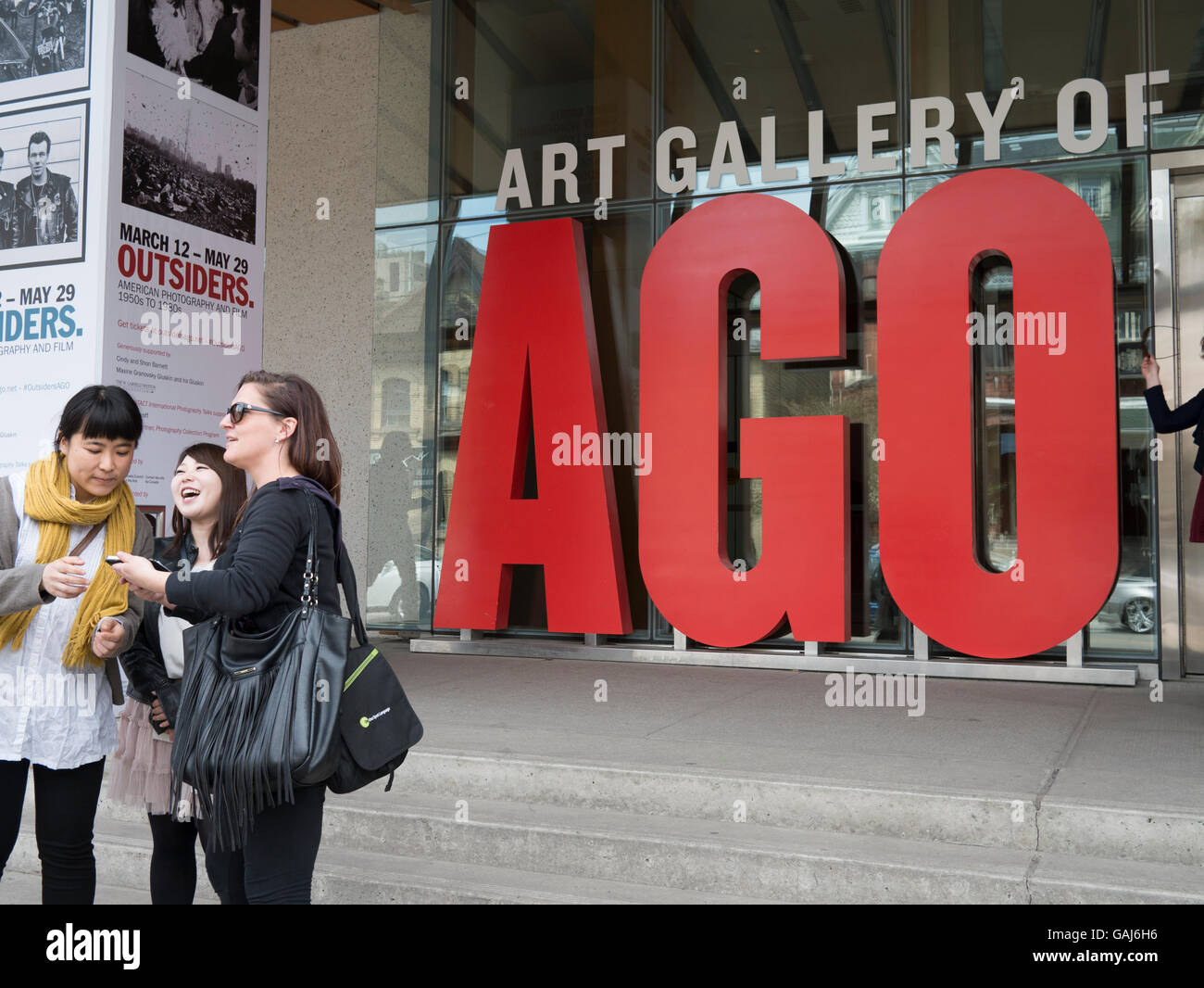 Il y a vue extérieure de Toronto. Les touristes de prendre des photos. Musée des beaux-arts de l'Ontario est parmi les plus remarquables des musées d'art en Amérique du Nord. Banque D'Images