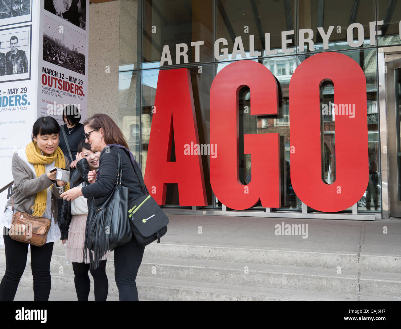 Il y a vue extérieure de Toronto. Les touristes de prendre des photos. Musée des beaux-arts de l'Ontario est parmi les plus remarquables des musées d'art en Amérique du Nord. Banque D'Images