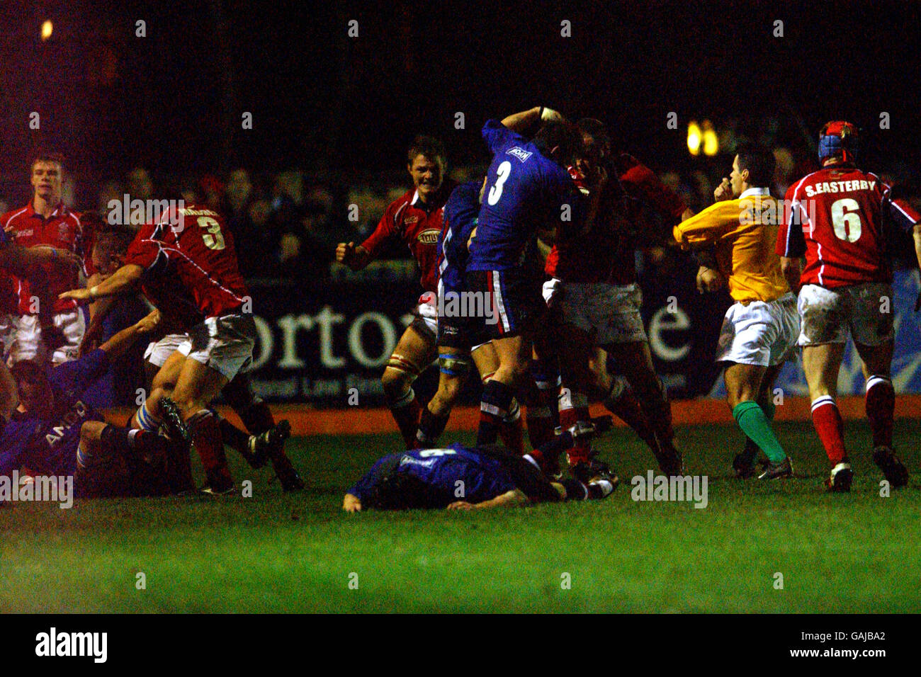 Rugby Union - Heineken Cup - Pool Three - Vente Sharks v Llanelli.Sale Sharks's Barry Stewart (no 3) est impliqué dans un combat de masse impliquant des membres des deux équipes Banque D'Images