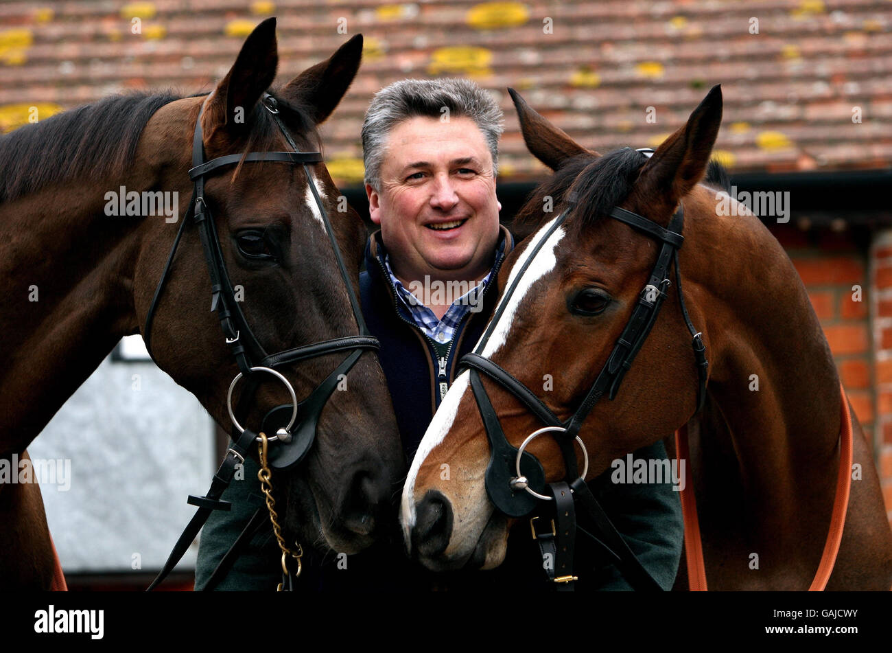 L'entraîneur Paul Nicholls avec Denman (à gauche) et Kauto Star (à droite) dans ses écuries de Ditcheat, dans le Somerset. Banque D'Images