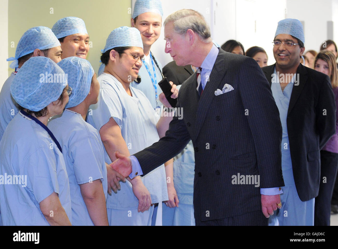 Le Prince de Galles rencontre le personnel chirurgical de l'hôpital Central Middlesex reconstruit à Londres, qui a été officiellement rouvert aujourd'hui par le Prince. Banque D'Images