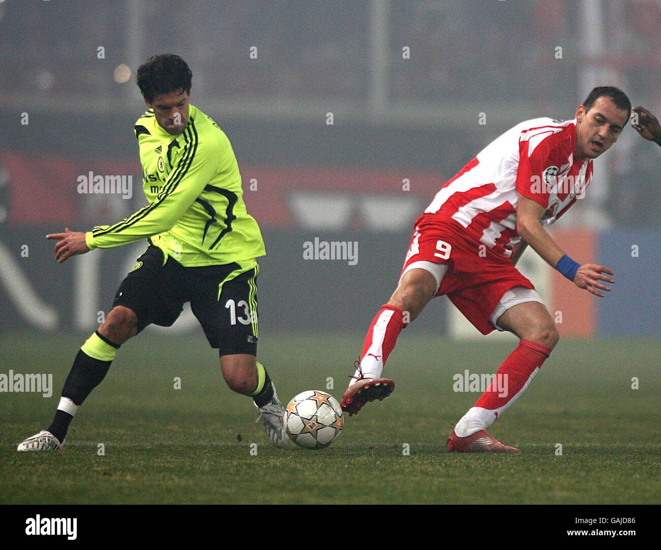 Football - Ligue des champions de l'UEFA - Olympiakos / Chelsea - Stade Georgios Karaiskakis. Michael Ballack de Chelsea lutte pour le ballon Banque D'Images