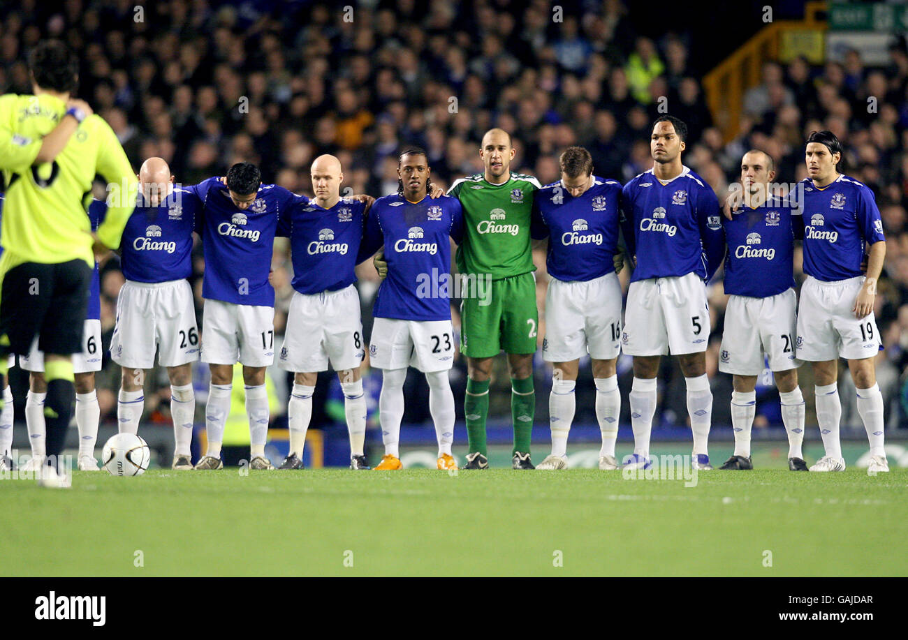Les joueurs d'Everton et Chelsea pour une minutes de silence en mémoire de l'ancien joueur d'Everton Wally Fielding Banque D'Images