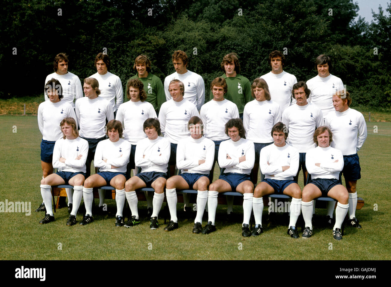 Équipe de Tottenham Hotspur 1974-75: (Au deuxième rang, l-r) Ray Evans, Keith Osgood, Barry Daines, Martin Chivers,Pat Jennings, Mike England, Cyril Knowles; (rangée du milieu, l-r) Joe Kinnear,Terry Naylor, Alfie Conn, Phil Beal, Mike Dillon, Chris Jones,Jimmy Pearce, Ralph Coates; (première rangée, l-r) Neil McNab, Jimmy Neighbor,Steve Perryman, Martin Peters, Chris McGrath, John Pratt, Phil Holder Banque D'Images