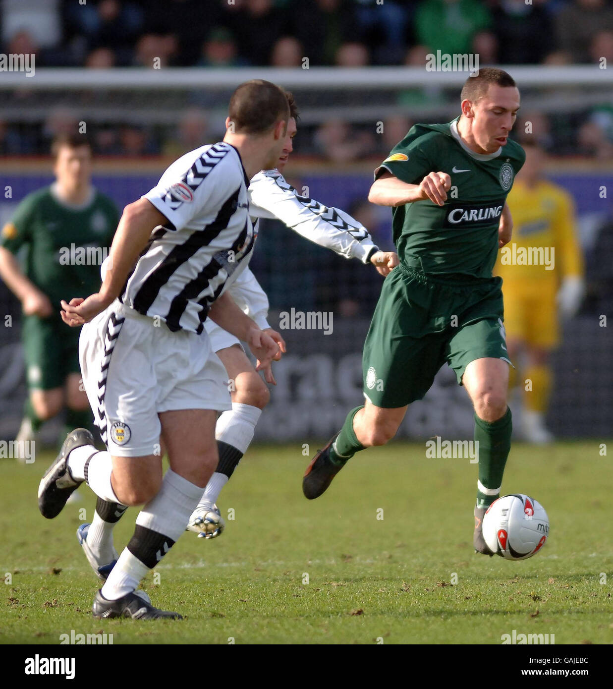 Soccer - Clydesdale Bank Premier League - St Mirren v Celtic - St Mirren Park.Scott Brown du Celtic déchire à travers la défense de St Mirren lors du match de la première ligue de la Banque Clydesdale à St Mirren Park, Paisley. Banque D'Images