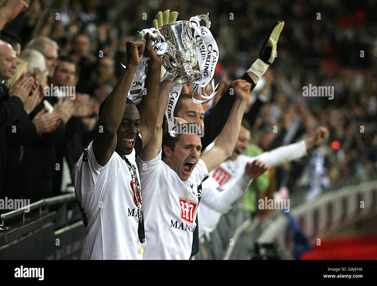 Football - Carling Cup - finale - Chelsea / Tottenham Hotspur - Wembley Stadium.Le capitaine de Tottenham Hotspur Ledley King (l) lève la Carling Cup avec Robbie Keane Banque D'Images