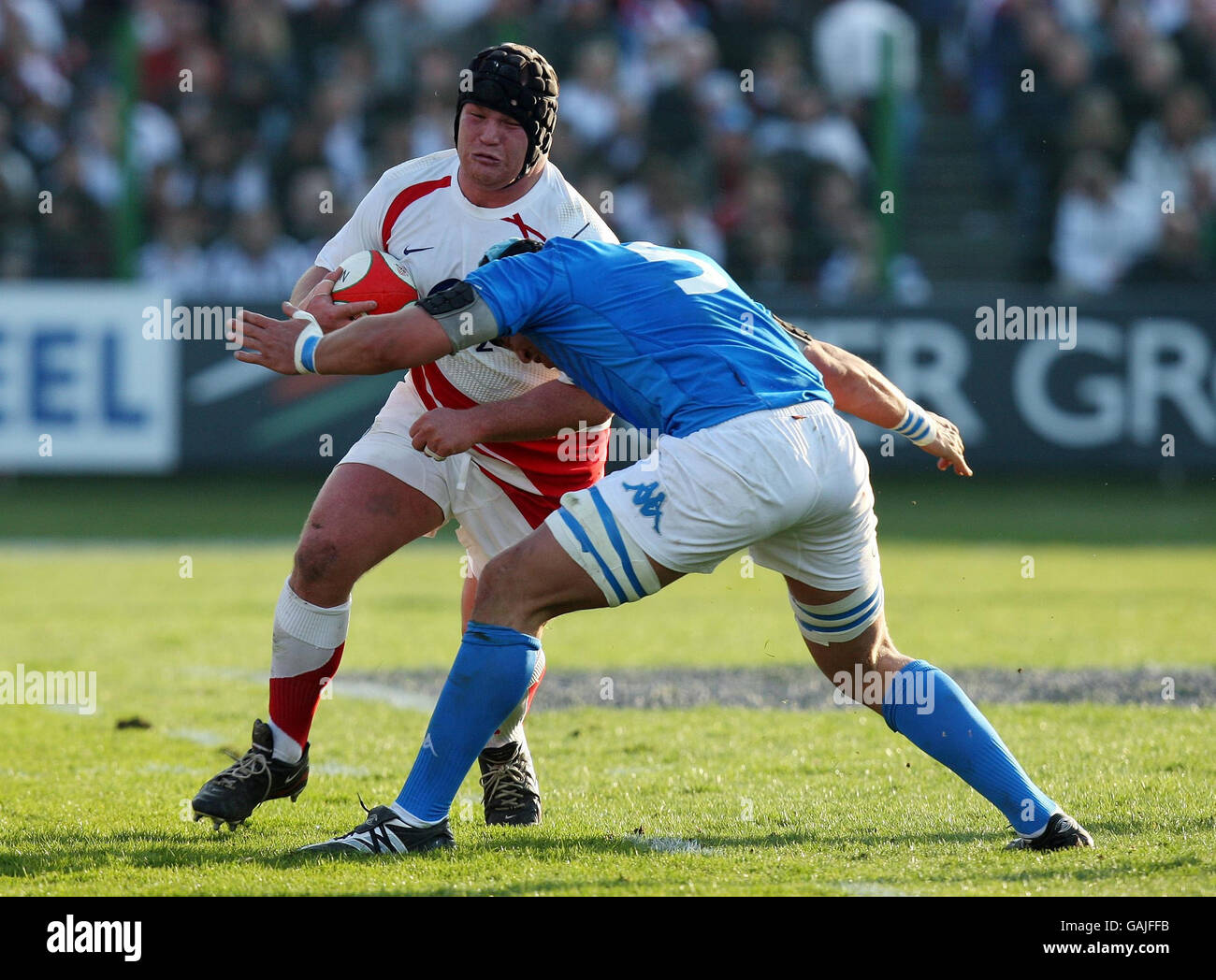 Rugby Union - RBS 6 Nations Championship 2008 - Italie / Angleterre - Stadio Flaminio.Matt Stevens court dans l'attirail de Carlo Antonio Del Fava pendant le match RBS 6 Nations au Stadio Flaminio, Rome, Italie. Banque D'Images