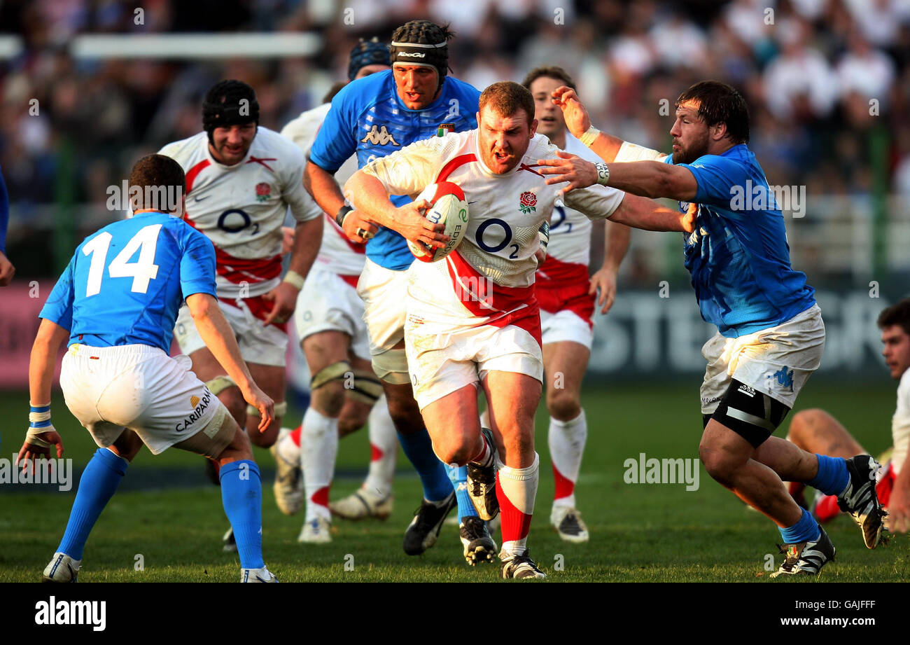 Le Tim Payne d'Angleterre traverse la défense italienne lors du match des RBS 6 Nations au Stadio Flaminio, Rome, Italie. Banque D'Images