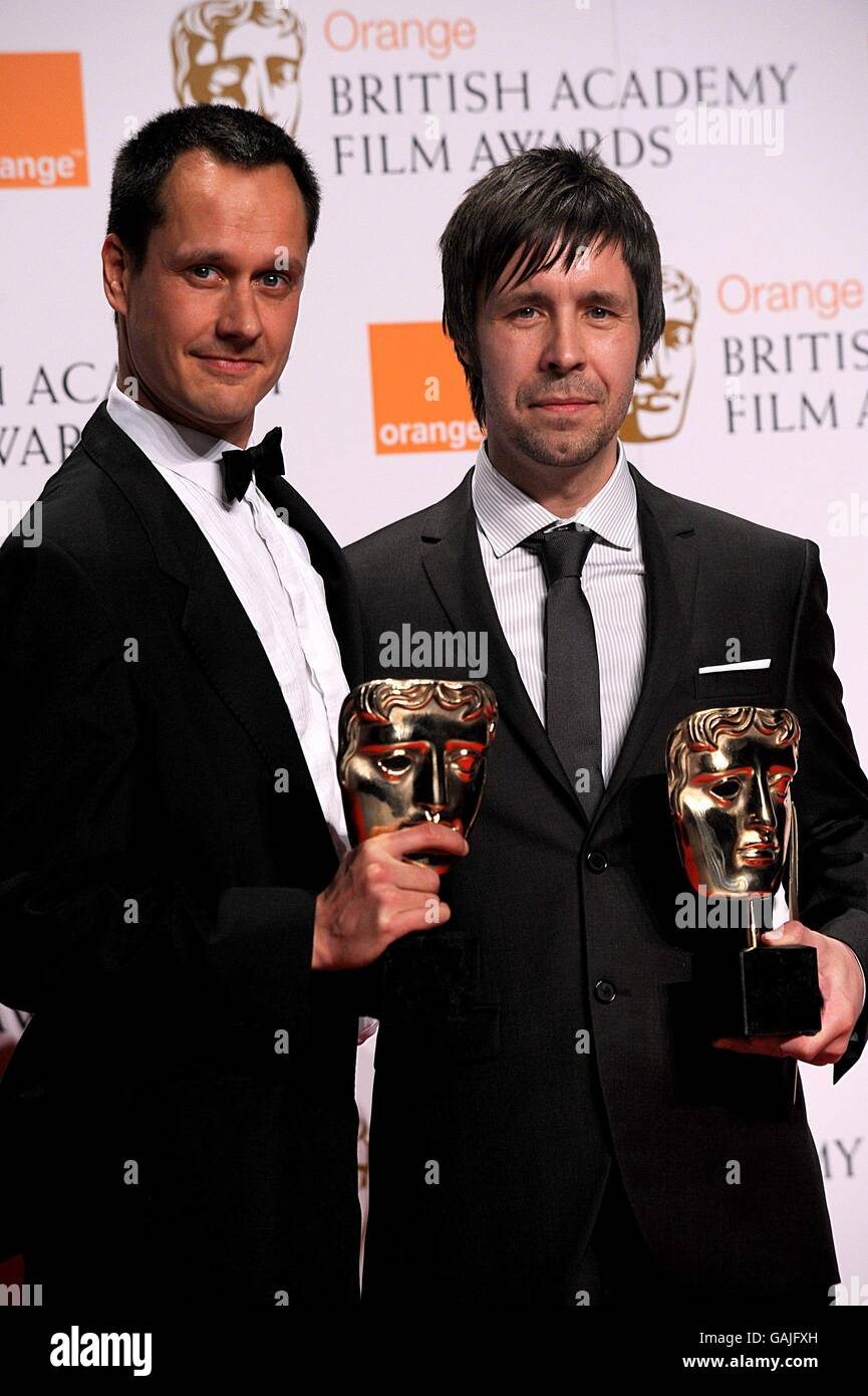 Diarmid Scrimshaw et Paddy Considine avec le prix du meilleur court-métrage lors des Orange British Academy film Awards 2008 (BAFTA) à l'Opéra Royal de Covent Garden, dans le centre de Londres. LA PUBLICATION DE CETTE IMAGE ET LES RÉSULTATS DES GAGNANTS, SUR QUELQUE SUPPORT QUE CE SOIT, QUE CE SOIT IMPRIMÉ, DIFFUSÉ OU EN LIGNE, SONT SOUMIS À UN EMBARGO STRICT TIL 2100 GMT DIMANCHE 10 FÉVRIER 2008. Banque D'Images