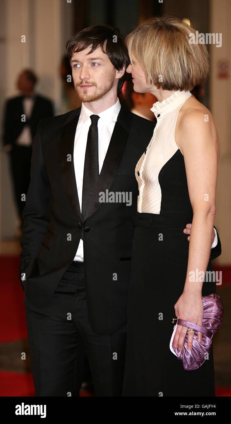 James McAvoy et sa femme Anne Marie Duff arrivent pour les Orange British Academy film Awards 2008 (BAFTA) à l'Opéra Royal de Covent Garden, dans le centre de Londres. Banque D'Images