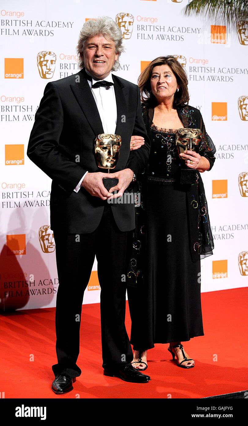 Jan Archibald et Didier Lavergne reçoivent le prix des cheveux et du maquillage lors des Orange British Academy film Awards 2008 (BAFTA) à l'Opéra Royal de Covent Garden, dans le centre de Londres. LA PUBLICATION DE CETTE IMAGE ET LES RÉSULTATS DES GAGNANTS, SUR QUELQUE SUPPORT QUE CE SOIT, QUE CE SOIT IMPRIMÉ, DIFFUSÉ OU EN LIGNE, SONT SOUMIS À UN EMBARGO STRICT TIL 2100 GMT DIMANCHE 10 FÉVRIER 2008. Banque D'Images