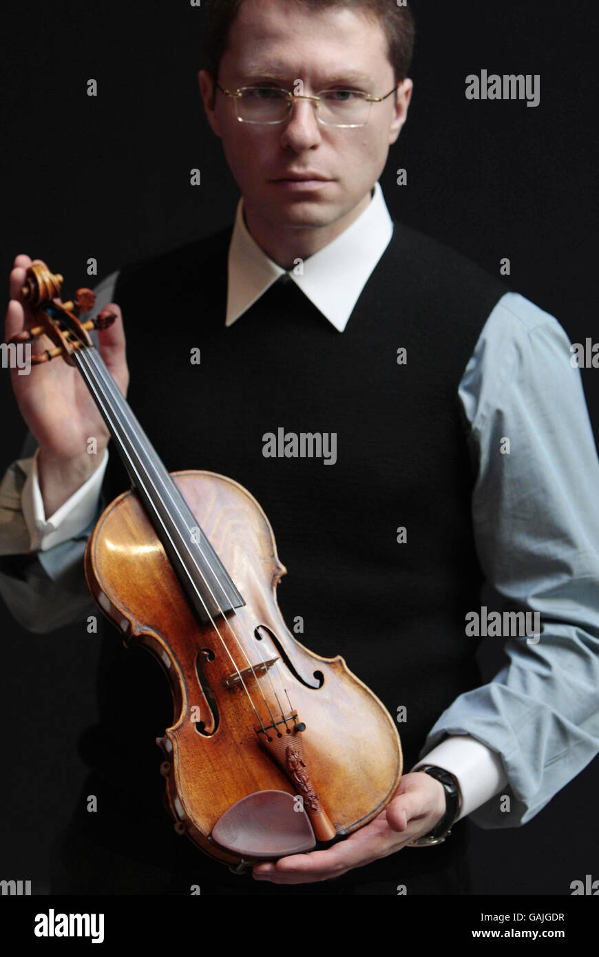 L'homme d'affaires russe Maxim Viktorov détient un violon Guarneri del Gesu  qui appartenait autrefois au compositeur Vieuxtemps, à Sotheby's à Londres,  qui a été vendu à Viktorov dans le cadre d'une vente