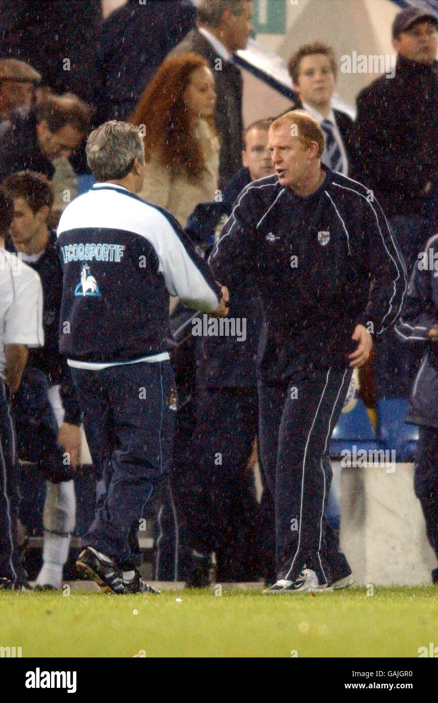 Football - FA Barclaycard Premiership - West Bromwich Albion / Manchester City.Kevin Keegan, directeur de Manchester City, a fait une poignée de main à Gary Megson, directeur de West Bromwich Albion, lors du sifflement final Banque D'Images