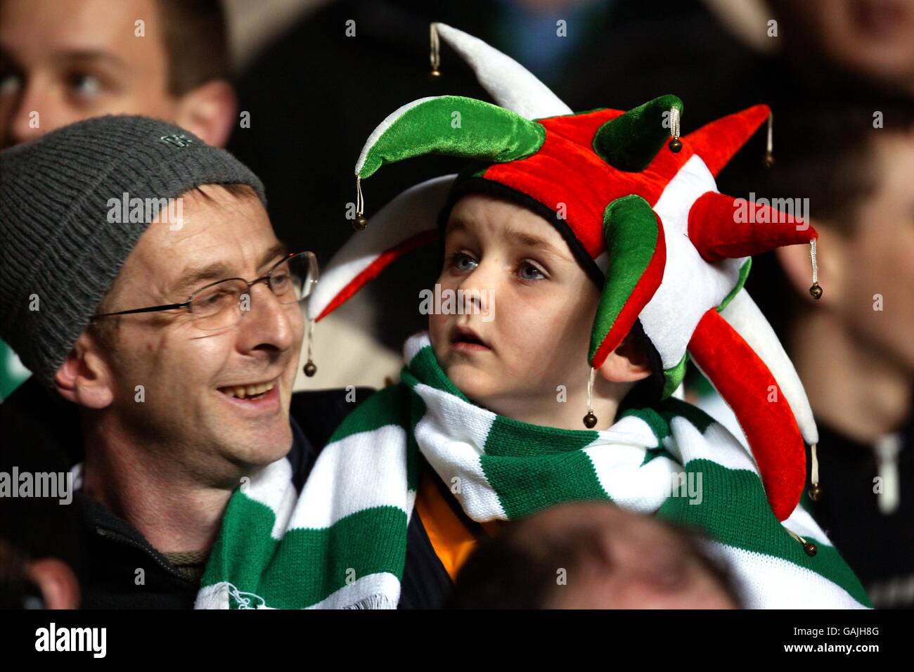 Football - coupe de l'UEFA - deuxième tour - première jambe - Celtic v Blackburn Rovers.Un jeune fan celtique dans un chapeau de jester Banque D'Images