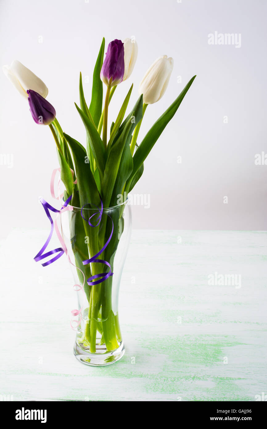 Bouquet de tulipes blanches fraîches dans un vase à la verticale. Forme de fleur. Fond de fleurs. Bouquet de fleurs. Carte de vœux. La fête des mères. P Banque D'Images