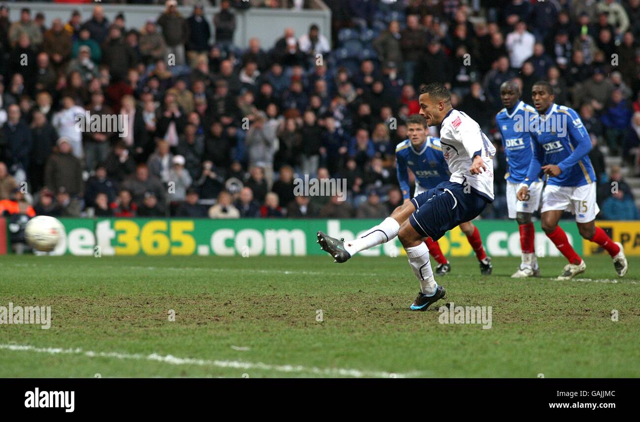 Soccer - FA Cup - Cinquième tour - Preston North End v Portsmouth - Deepdale.Simon Whaley de Preston North End tire de la zone de pénalité qui est sauvée par le gardien de Portsmouth David James Banque D'Images