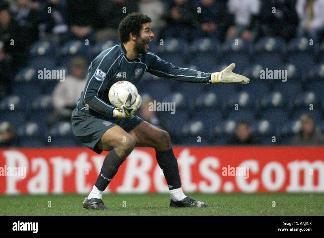 Soccer - FA Cup - Cinquième tour - Preston North End v Portsmouth - Deepdale.David James de Porstmouth crie à ses coéquipiers Banque D'Images