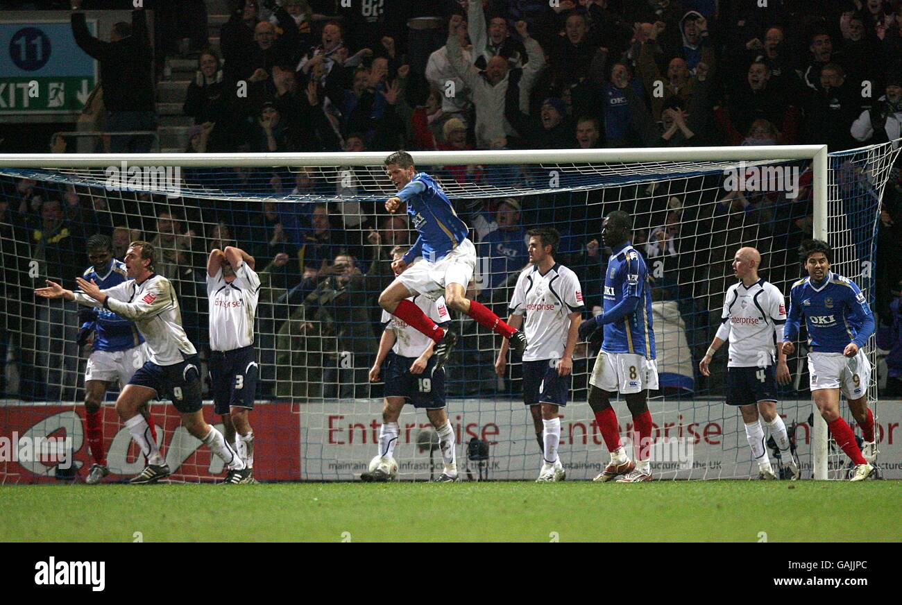 Soccer - FA Cup - Cinquième tour - Preston North End v Portsmouth - Deepdale.Darren carter, de Preston North End, est abattu après avoir placé le ballon dans son propre filet, tandis que les joueurs de Portsmouth célèbrent Banque D'Images