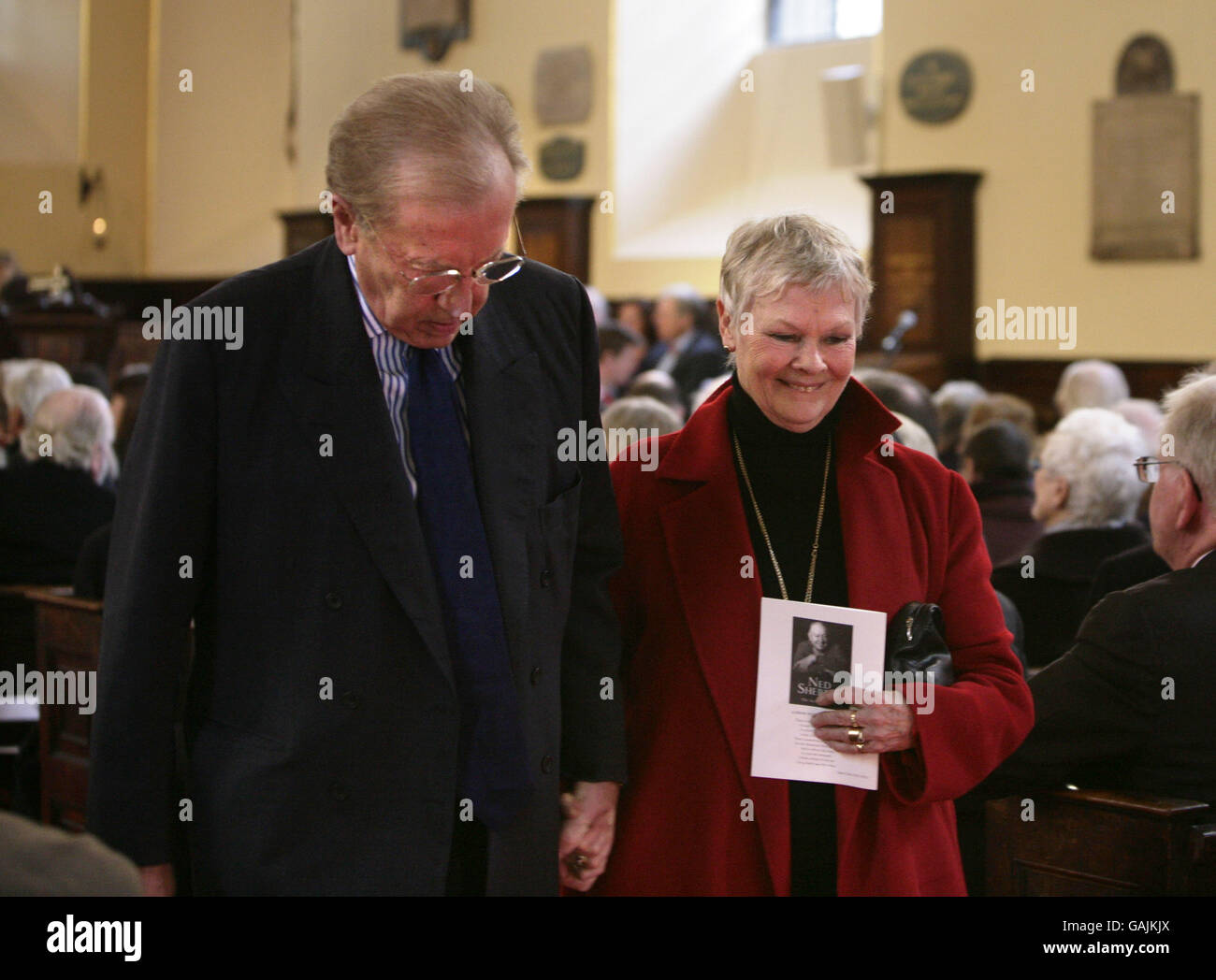 Sir David Frost et Dame Judi Dench quittent un service commémoratif pour le télédiffuseur Ned Sherrin CBE, qui s'est tenu à l'église St Paul à Covent Garden, dans le centre de Londres. Banque D'Images