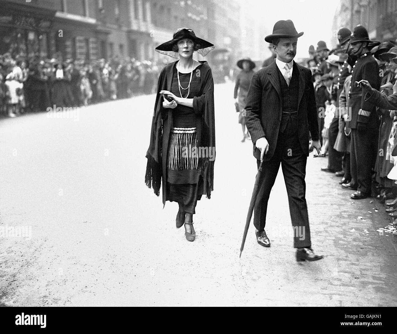 Lady Diana Duff Cooper arrivée avec son mari, Alfred Duff Cooper pour voir une performance pour la charité du film « quand la tricotherie était en fleur » au Scala Theatre. Banque D'Images