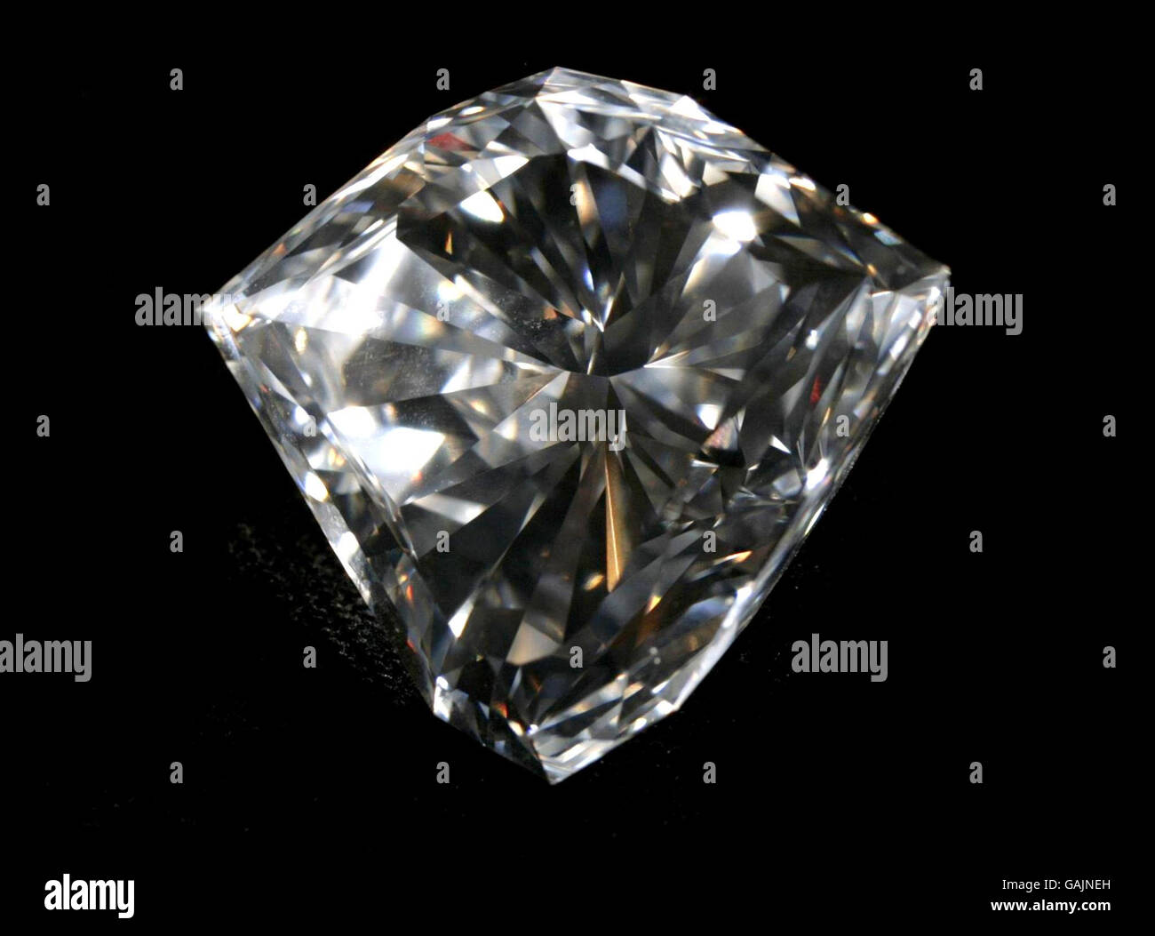 Christie's à Londres dévoile le plus grand diamant incolore qui sera  présenté aux enchères depuis près de 20 ans et qui sera vu en public plus  tard cette semaine Photo Stock - Alamy