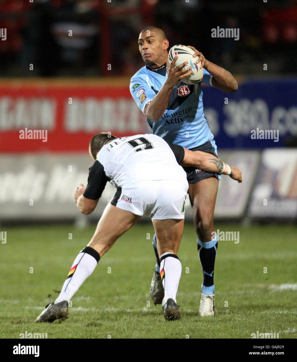 Le joueur de St Helens Leon pryce est affronté par Terry Newton de Bradford lors du match de la Super League engage au stade Odsal, à Bradford. Banque D'Images