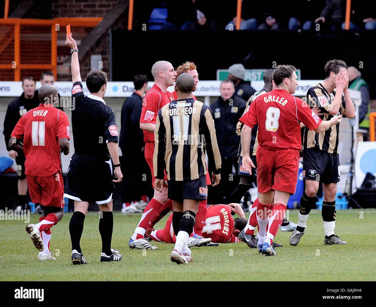 Michael Leary, de Barnett, tient son visage dans les mains en lui détournant une carte rouge pour une faute sur Keith Andrews des Dons de Milton Keynes lors du match de la Coca-Cola football League 2 au stade Underhill, Barnett. Banque D'Images