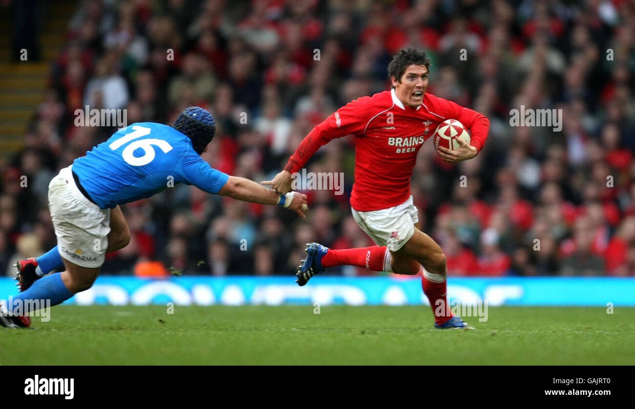 Rugby Union - RBS 6 Nations Championship 2008 - pays de Galles / Italie - Millennium Stadium.Le Wales James Hook se présente à Carlo Festuccia en Italie lors du match des RBS 6 Nations au Millennium Stadium de Cardiff. Banque D'Images