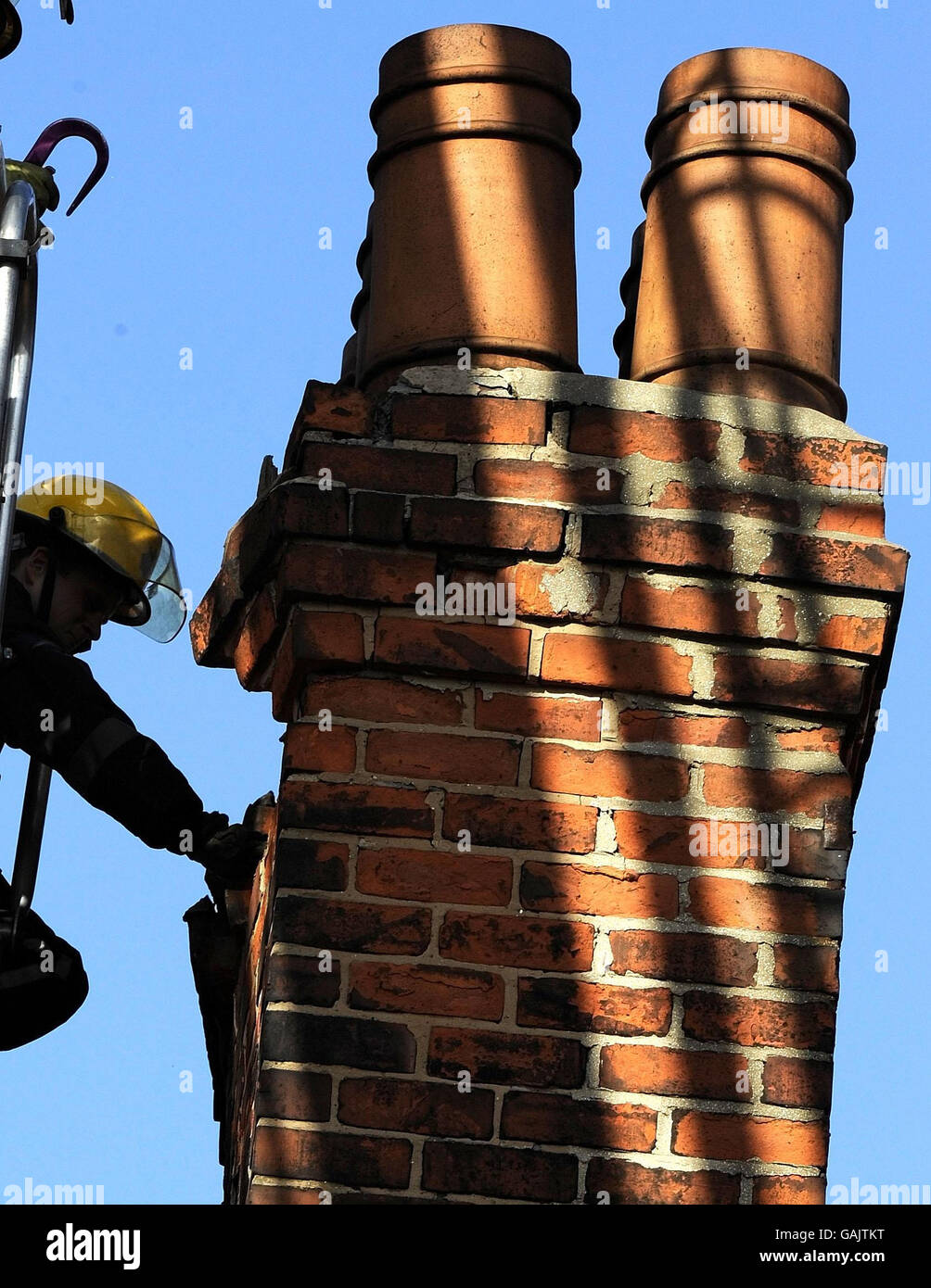 Les pompiers de Hull s'attaquent à l'une des nombreuses cheminées qui se sont effondrées à travers la ville aujourd'hui à la suite du tremblement de terre. Banque D'Images